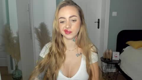 C o r a l i e online show from March 28, 8:36 am