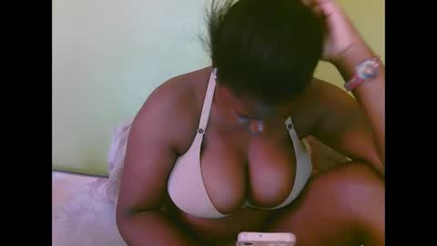 Snapshot of sexy_divana chatting on February 19, 6:11 am sexy_divana online show from February 19, 6:11 am