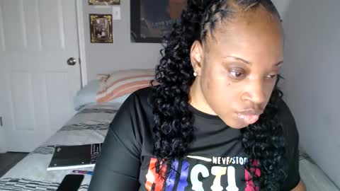 Snapshot of sexymona1218 chatting on October 5, 6:13 pm SexyMona online show from October 5, 6:13 pm