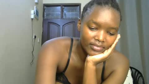 Snapshot of sexypetite_lee chatting on December 23, 6:11 am Lee online show from December 23, 6:11 am