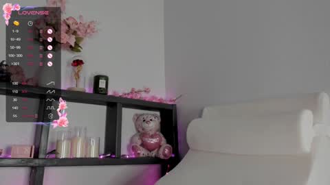 Estee online show from March 18, 6:13 pm