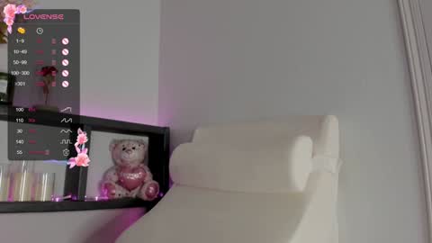 Estee online show from March 10, 5:39 pm