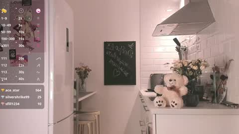 Snapshot of sheeny_shy chatting on December 18, 11:19 pm Chiara online show from December 18, 11:19 pm