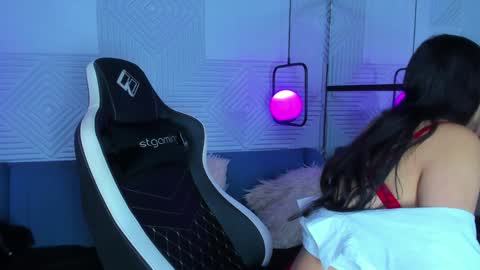 mia online show from December 17, 11:17 am