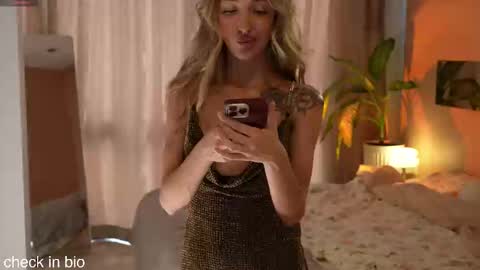 Snapshot of shinyways chatting on October 3, 3:55 am Melissa online show from October 3, 3:55 am