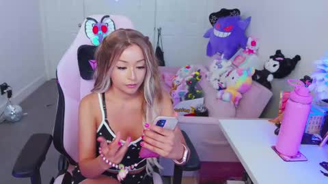 Snapshot of shortnsweeeet chatting on October 2, 10:37 pm Alice D online show from October 2, 10:37 pm