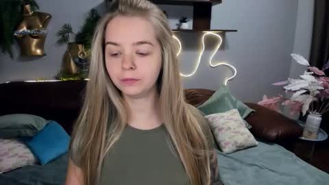 SirenaBloom online show from October 8, 10:41 am