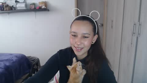 Snapshot of skarlet_adams chatting on December 28, 7:22 pm Alice online show from December 28, 7:22 pm