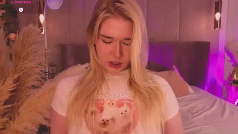 Mia online show from June 25, 6:09 pm