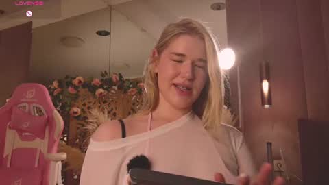 Mia online show from July 12, 6:53 pm