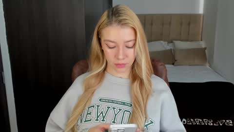Snapshot of sofia_woodss chatting on December 20, 12:27 pm Sofia online show from December 20, 12:27 pm