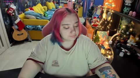 Snapshot of softie_sofy chatting on January 2, 1:49 am Sofie online show from January 2, 1:49 am