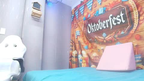 Snapshot of sophie_hils chatting on September 30, 12:00 pm sophie online show from September 30, 12:00 pm