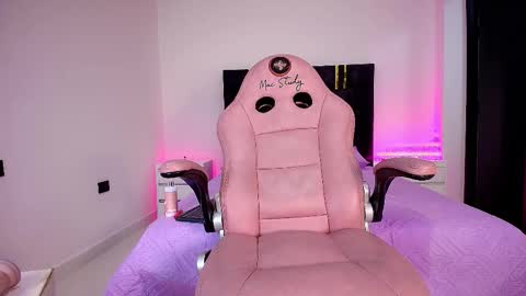 Snapshot of sophie_hils chatting on October 28, 2:45 pm sophie online show from October 28, 2:45 pm