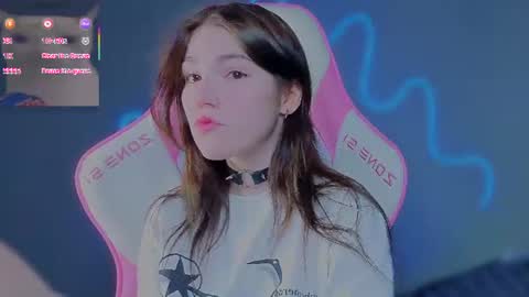 sophie_nomenal_ online show from July 8, 12:18 pm