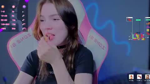 sophie_nomenal_ online show from July 25, 8:16 pm