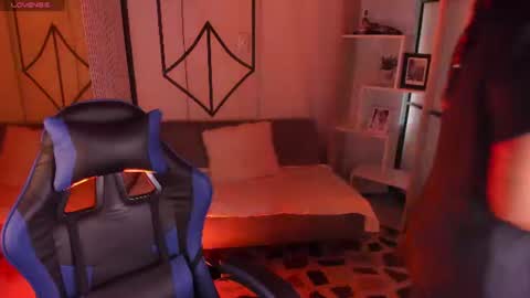 sophiewatson_ online show from July 1, 2:05 pm