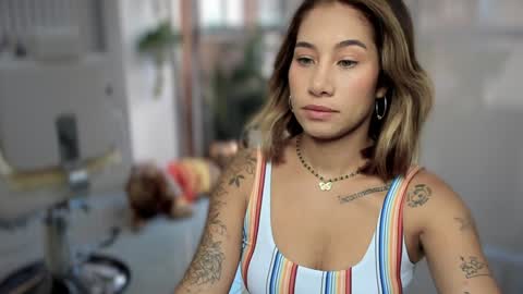 Snapshot of soytulu_ chatting on January 8, 12:37 pm brisa  s online show from January 8, 12:37 pm
