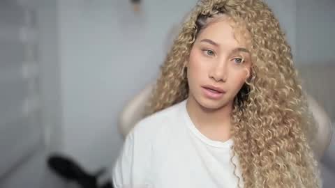 Snapshot of soytulu_ chatting on February 9, 2:29 pm brisa  s online show from February 9, 2:29 pm