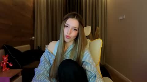 Chloe online show from July 1, 7:46 pm