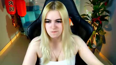 stef_nicks online show from June 20, 9:35 am