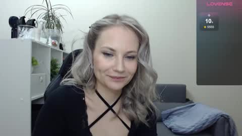 Snapshot of sunny_bunny6 chatting on January 11, 3:23 am Naomi online show from January 11, 3:23 am