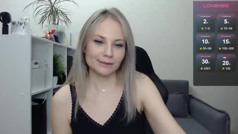 Snapshot of sunny_bunny6 chatting on March 6, 9:53 pm Naomi online show from March 6, 9:53 pm