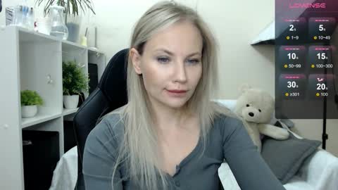 Snapshot of sunny_bunny6 chatting on October 14, 2:47 am Naomi online show from October 14, 2:47 am