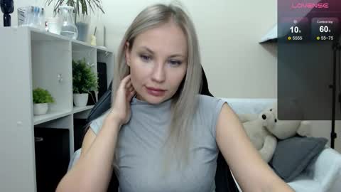 Snapshot of sunny_bunny6 chatting on October 13, 2:14 am Naomi online show from October 13, 2:14 am