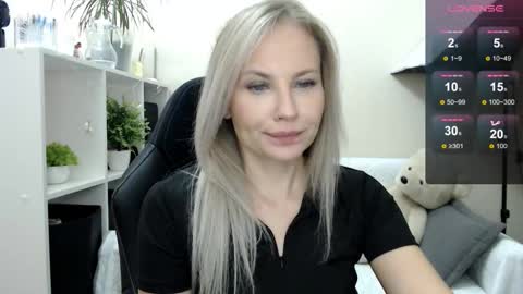 Snapshot of sunny_bunny6 chatting on October 20, 4:59 am Naomi online show from October 20, 4:59 am