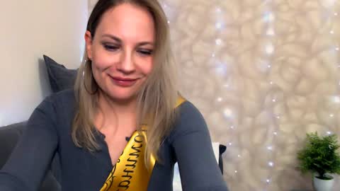 Snapshot of sunny_bunny6 chatting on December 8, 7:43 pm Naomi online show from December 8, 7:43 pm