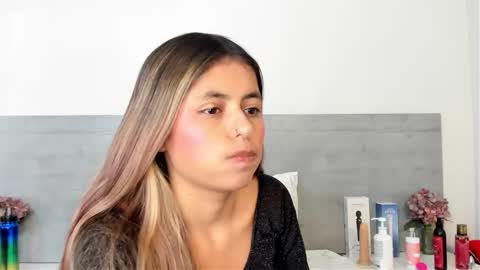 sunnywhitee online show from March 23, 7:20 pm