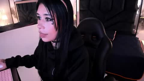 susanvilla online show from April 16, 8:08 pm