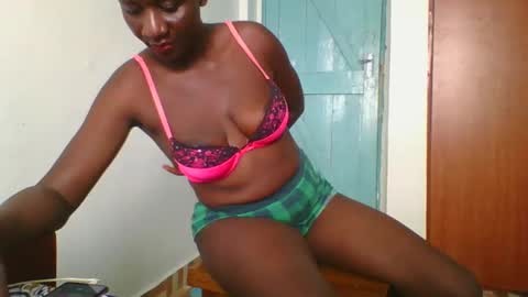 Snapshot of sweet_blackberry93 chatting on January 22, 11:23 am bella online show from January 22, 11:23 am