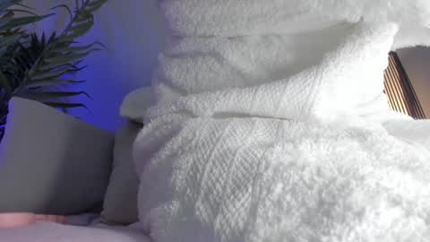 Snapshot of sweet_skiinny chatting on December 24, 12:11 pm Adeline online show from December 24, 12:11 pm