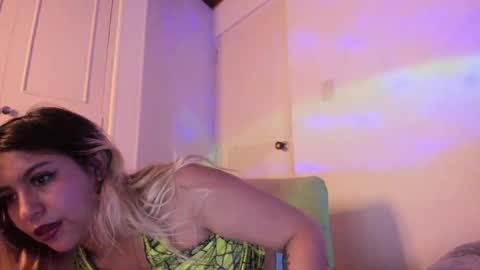 Snapshot of sweet_stephaniee chatting on December 28, 2:33 am online show from December 28, 2:33 am
