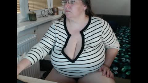 Sweetboobs85h online show from May 31, 7:37 pm
