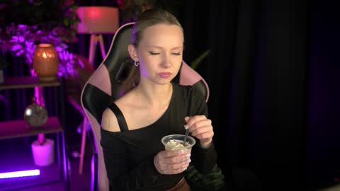 Lina online show from March 15, 9:44 am