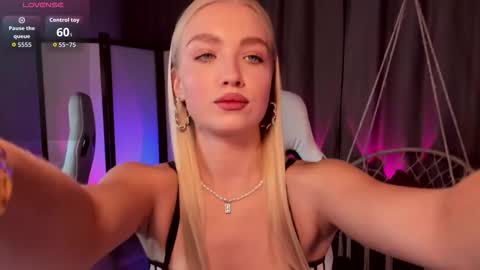 TessaHamilton online show from November 8, 8:08 am