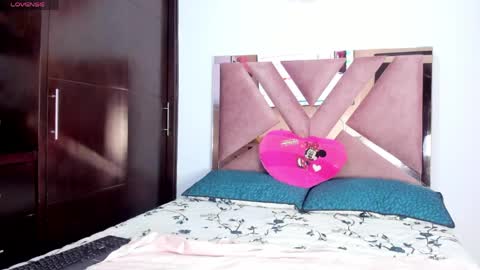 TheChicaNextDoor  online show from April 8, 11:07 pm