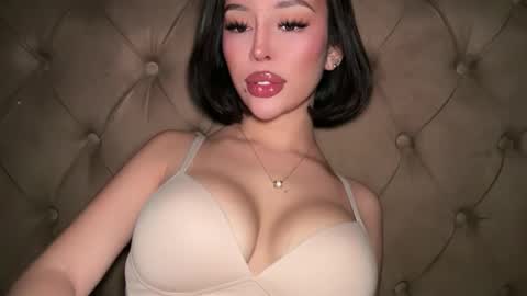 Elle  dont forget to folloW me and thumbs up online show from April 2, 1:25 am