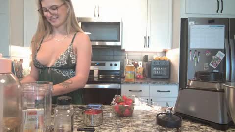 therosiecheeks online show from April 14, 6:08 pm