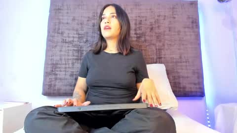 thyra coral online show from April 8, 3:52 am