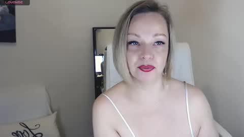 Snapshot of tilly_eliot chatting on March 4, 3:59 pm Tilly online show from March 4, 3:59 pm