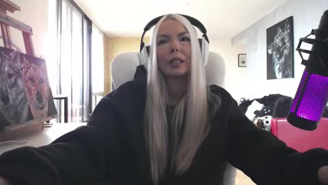 Snapshot of tinykylie chatting on October 20, 3:59 pm stage Kylie Sinner brand CLITBAIT online show from October 20, 3:59 pm