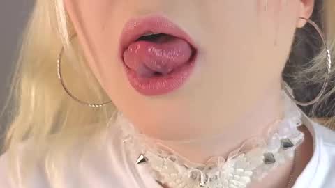 Snapshot of twinklefluff chatting on October 29, 4:31 pm twinklefluff online show from October 29, 4:31 pm