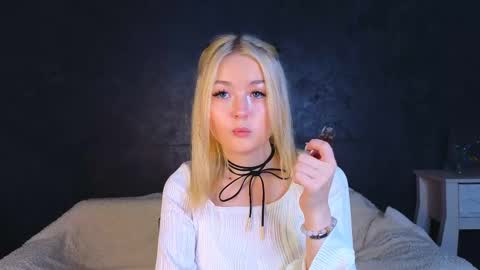 Snapshot of twinklefluff chatting on March 8, 5:03 am twinklefluff online show from March 8, 5:03 am