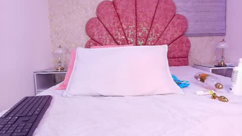 Vaiolet colls online show from February 16, 12:05 pm