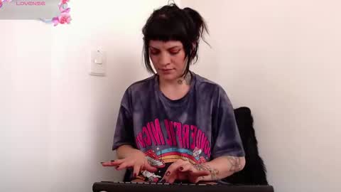 valeriees_ online show from February 3, 3:39 pm