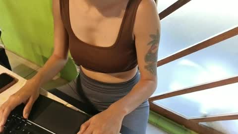 vanessapoetta online show from August 6, 12:45 pm